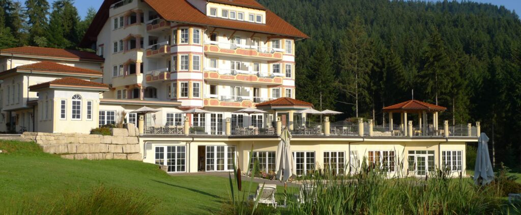 Hotel Ailwaldhof mit Terrasse